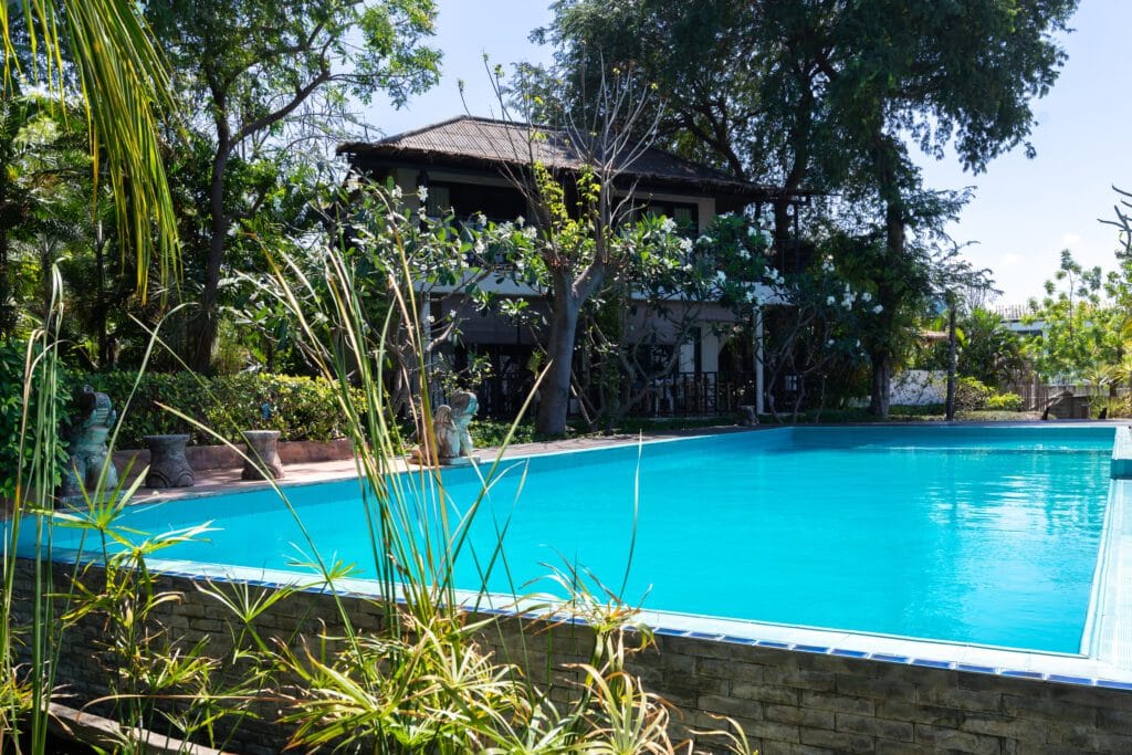 Piscine Villa Jardin végétalisé avec statues