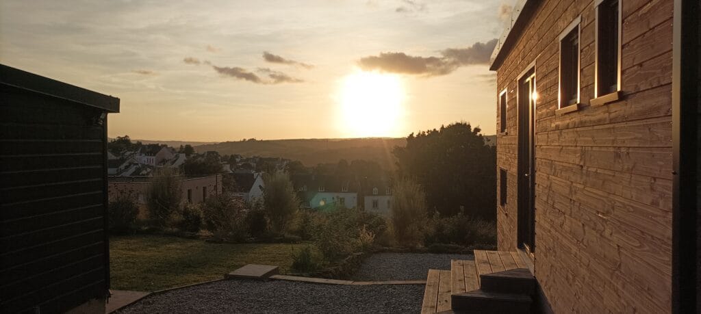 Mini maison de profil au couché de soleil